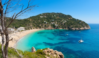 Badebucht auf Ibiza (Eric Gevaert /stock.adobe.com)  lizenziertes Stockfoto 
Información sobre la licencia en 'Verificación de las fuentes de la imagen'